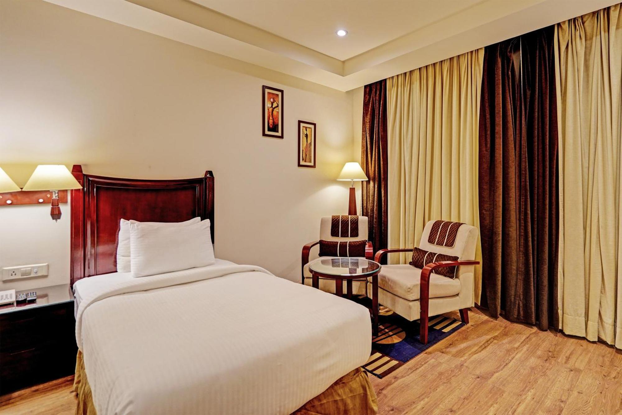 The Frist Collection Hotel New Delhi Exterior photo